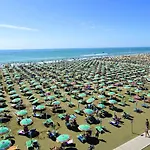 Sand, Sun, And Enjoy Your Escape דירה